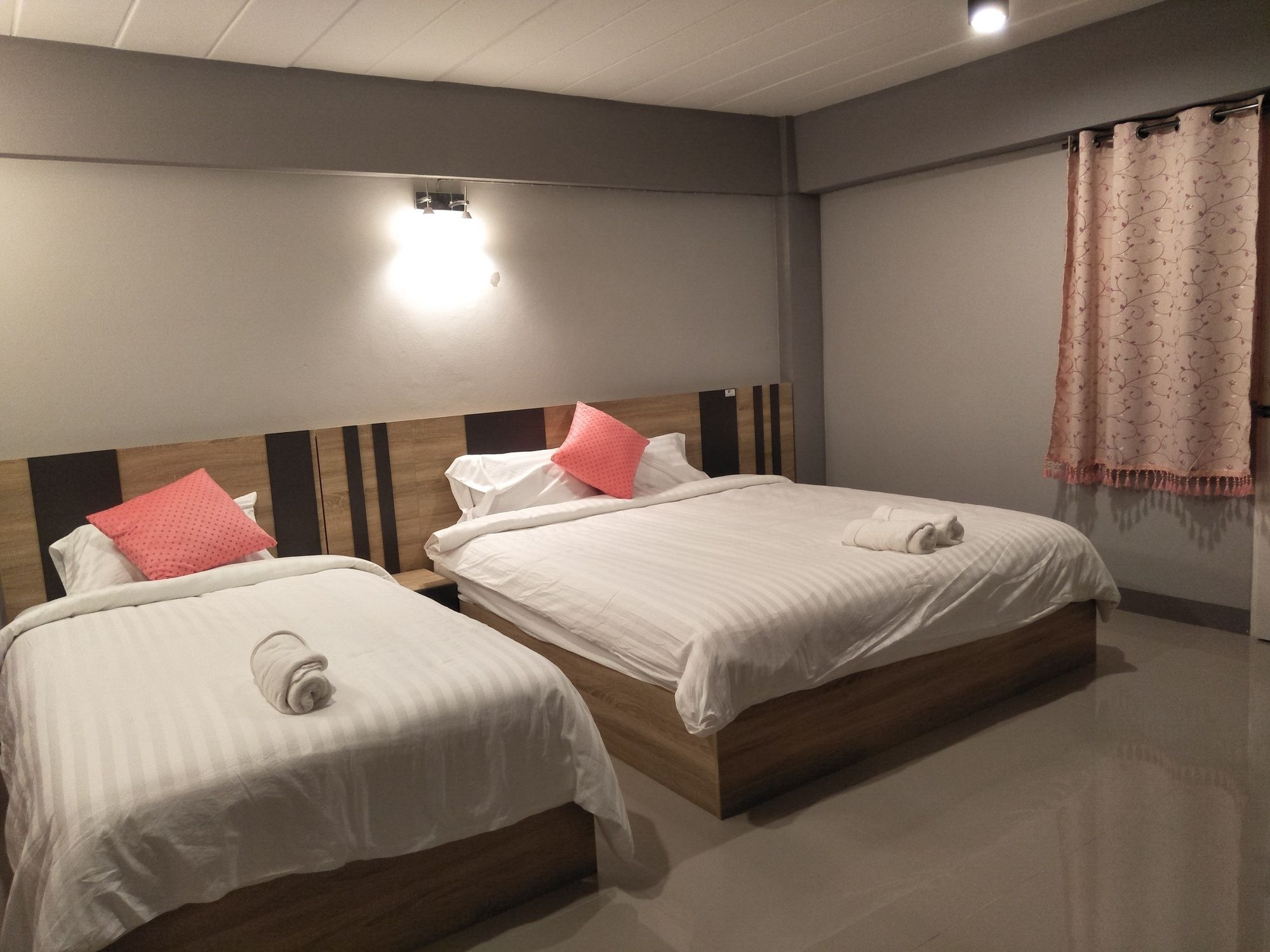 Rinrada Place Hotel Убон Ратчатани Екстериор снимка